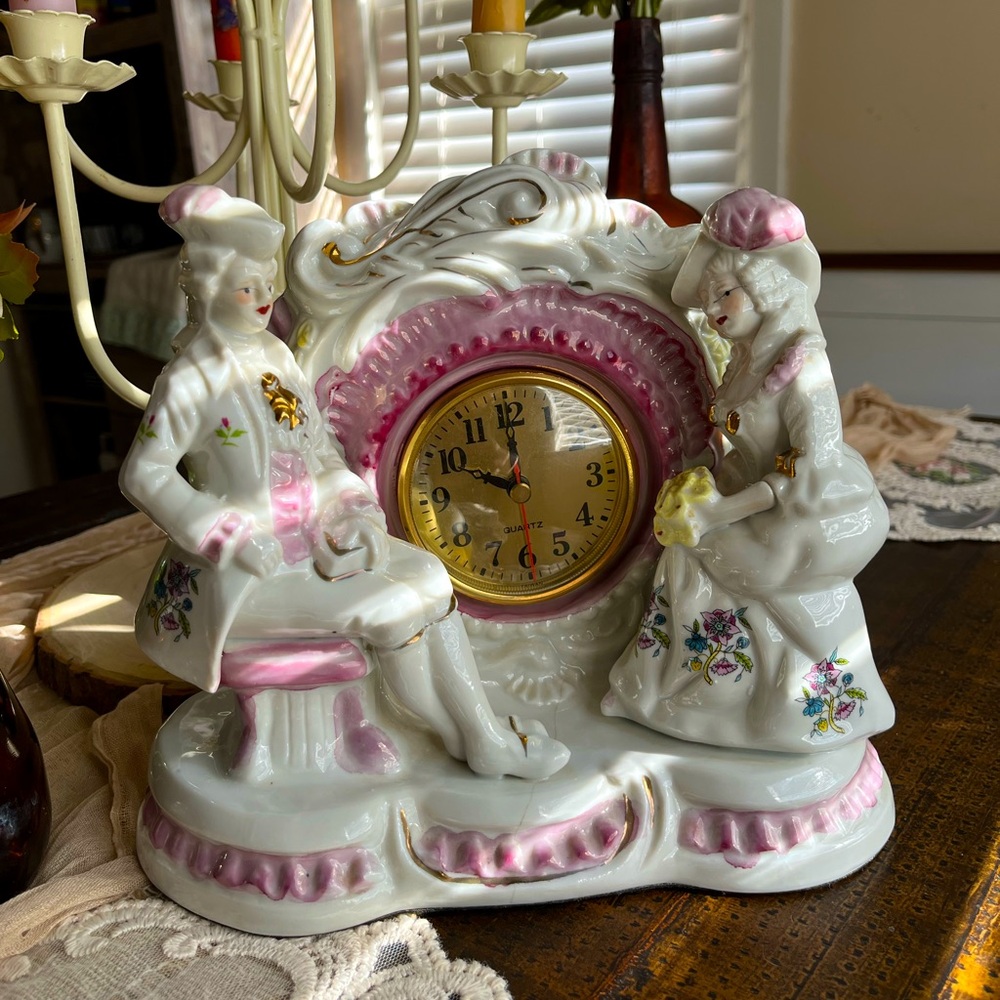 Vintage Victorian Quartz Clock. Sitting Courting Couple 💘🎀